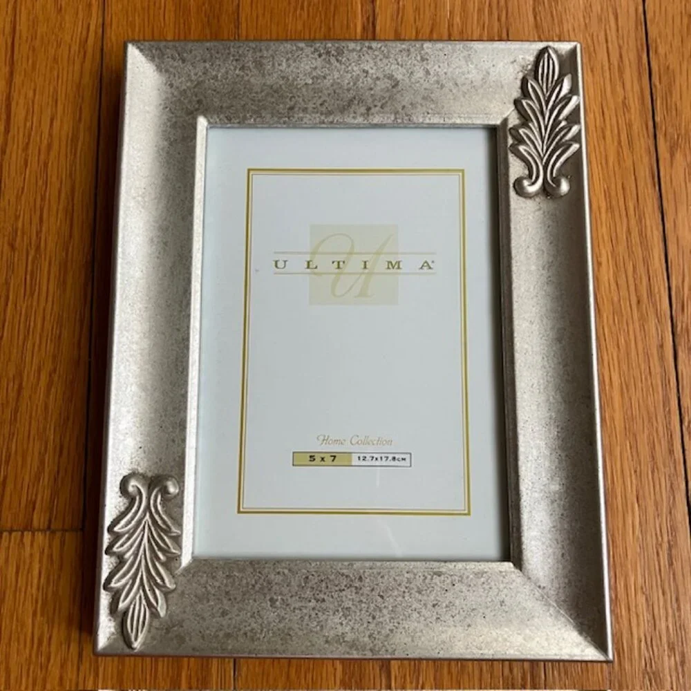 NWT Beautiful Silver leaf 5x7 photo frame in box